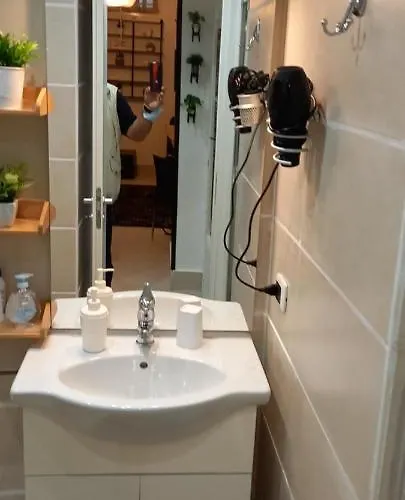 Awesomehouse Centre *